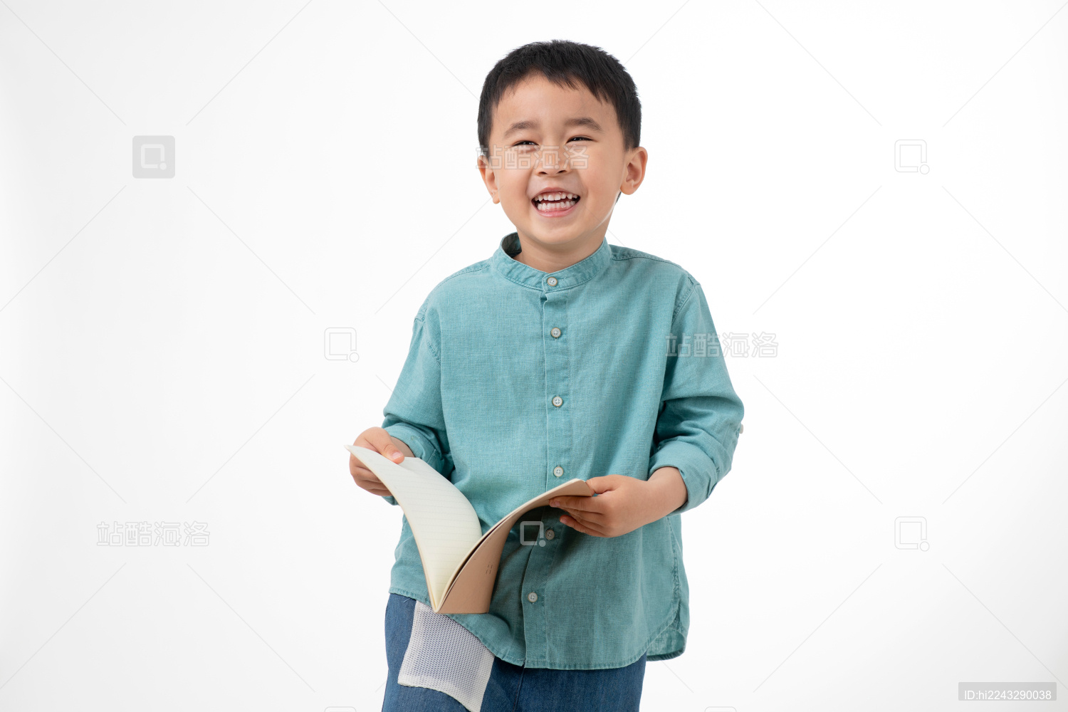 男孩在白色背景下拿着作业本