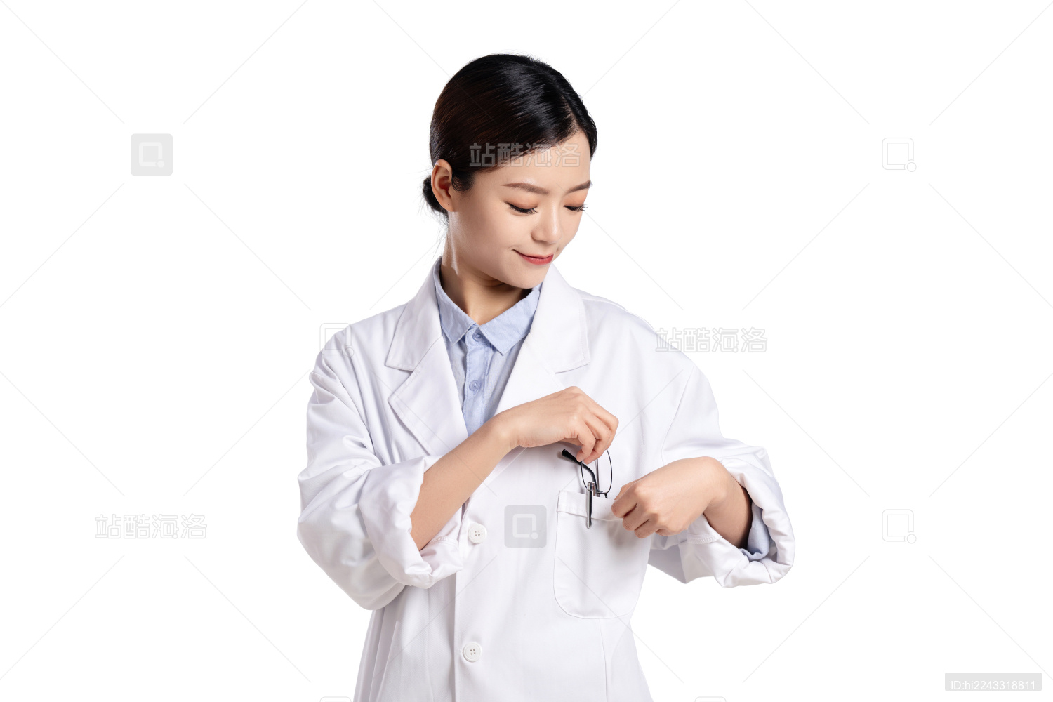 年轻女医生把眼镜放入衣兜里