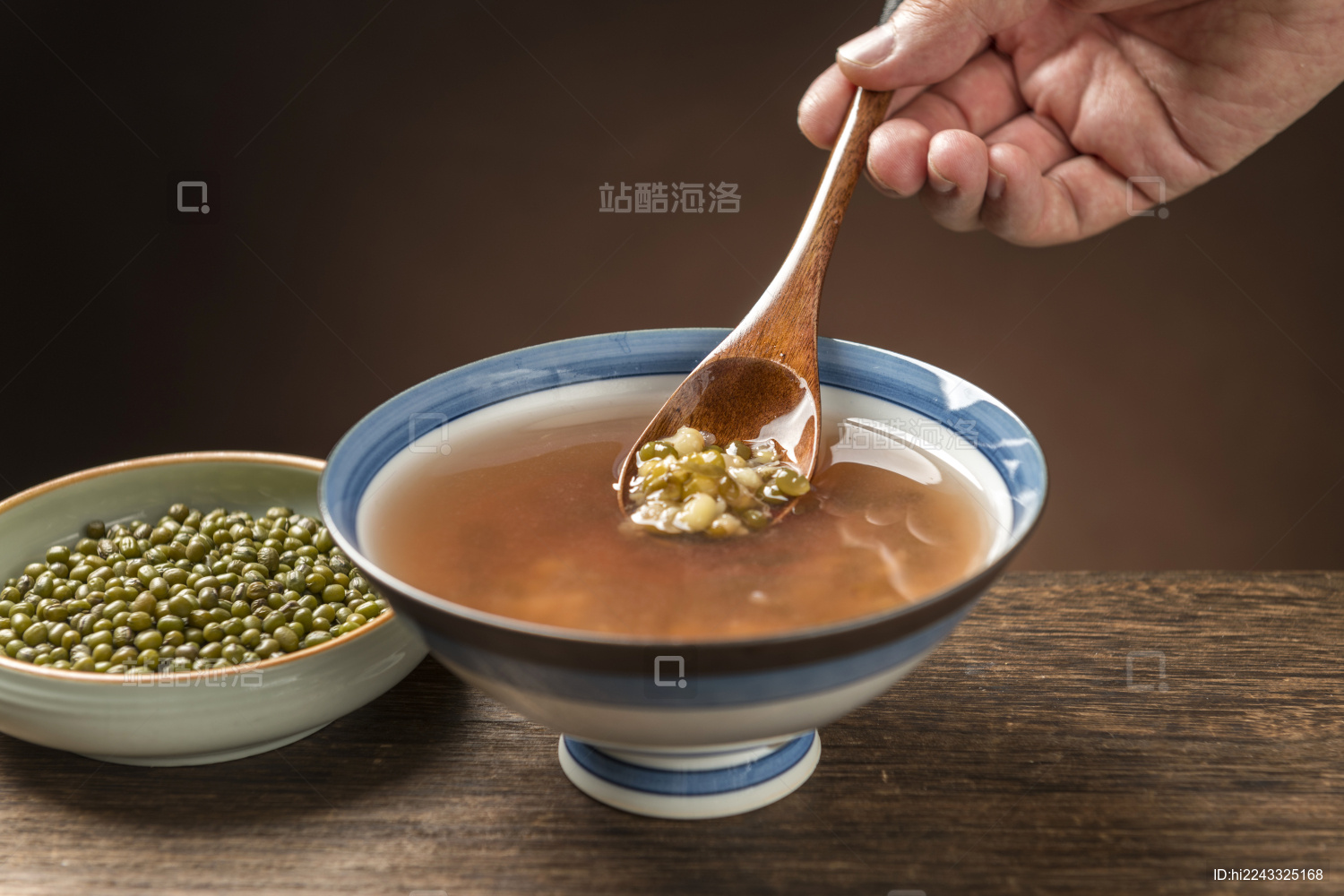 消夏解暑汤品绿豆汤用勺盛绿豆汤特写