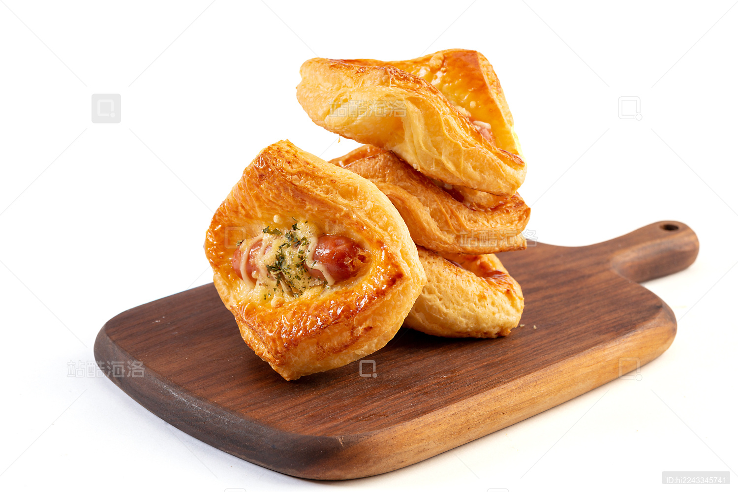 白底上的美食丹麦热狗酥
