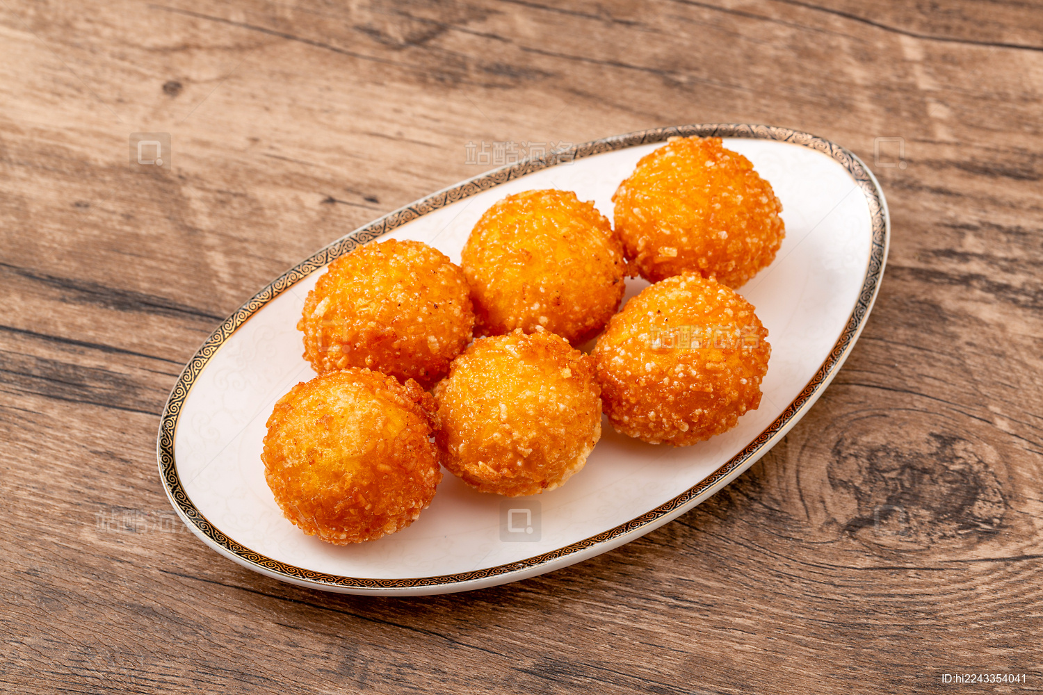 盘子里的油炸金瓜糯米球