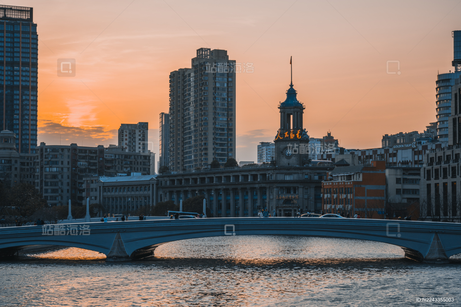 夕阳下的上海苏州河沿岸