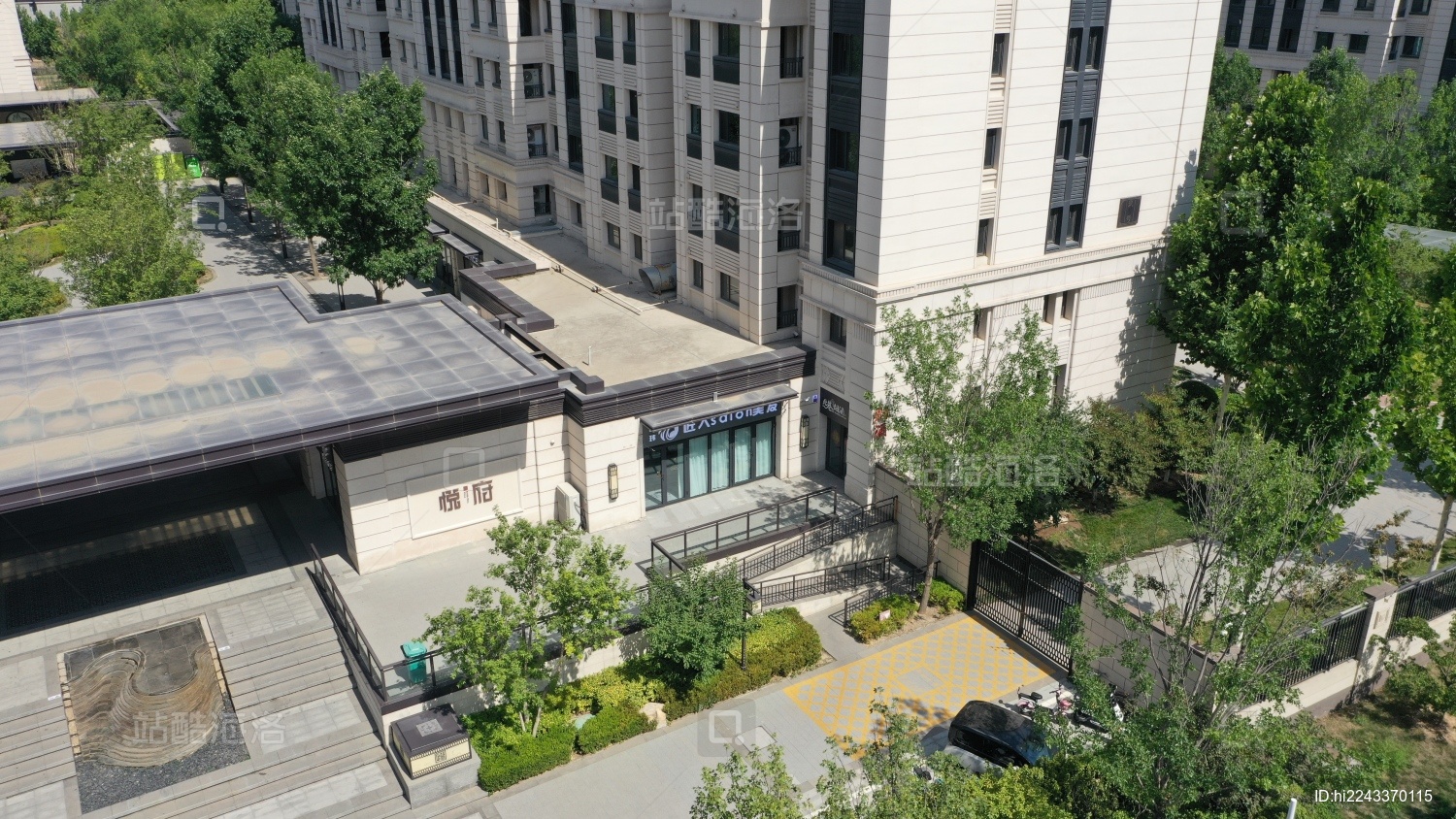 高端住宅小区新中式风格大门航拍