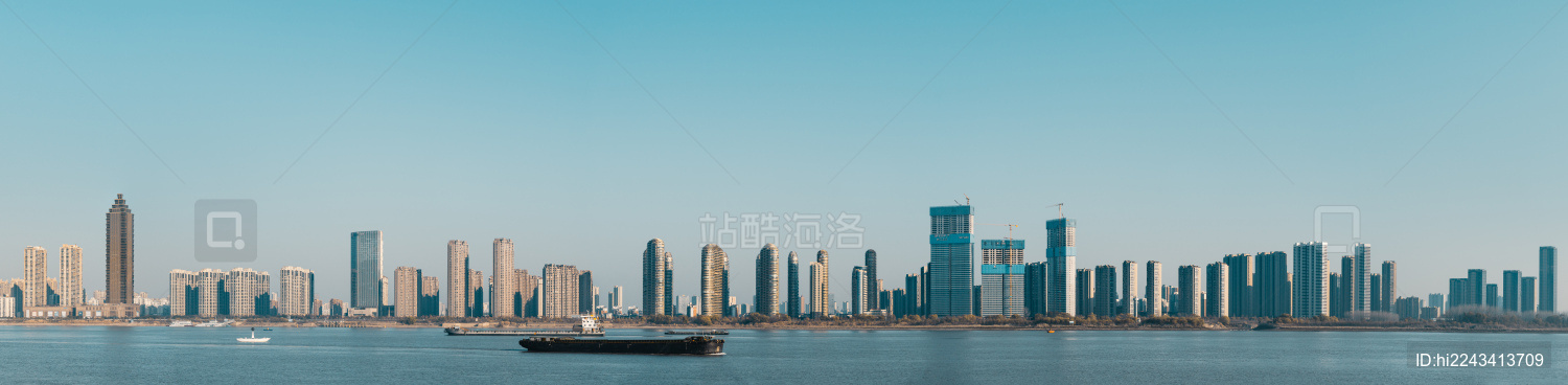 冬季长江芜湖段江南城市天际线