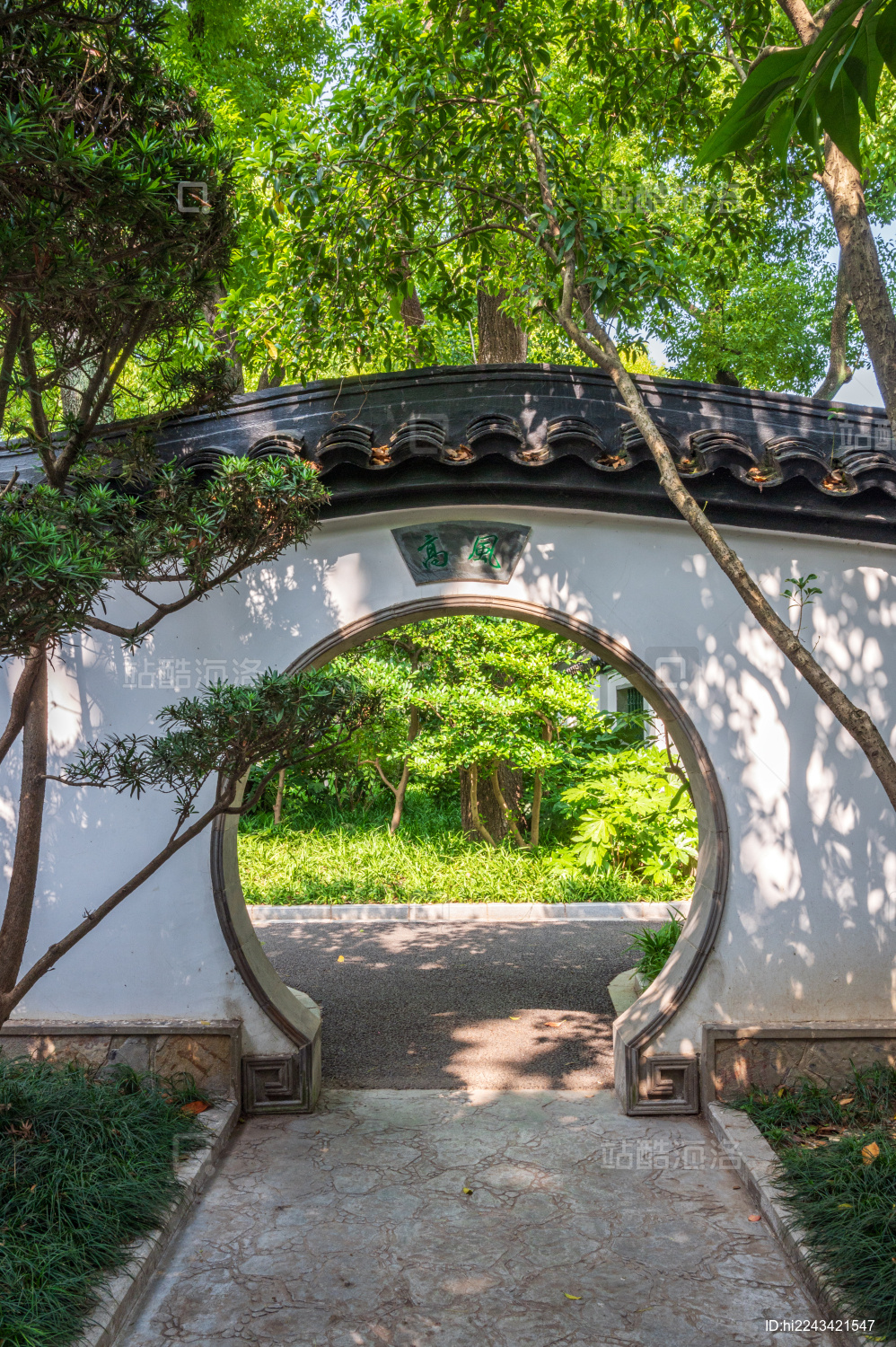 中式庭院复古风格建筑的圆形门墙