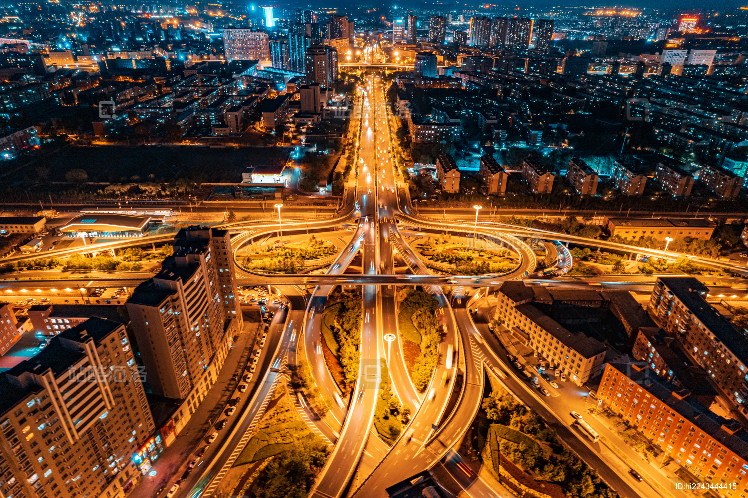 中国吉林省长春市解放立交桥夜景车流