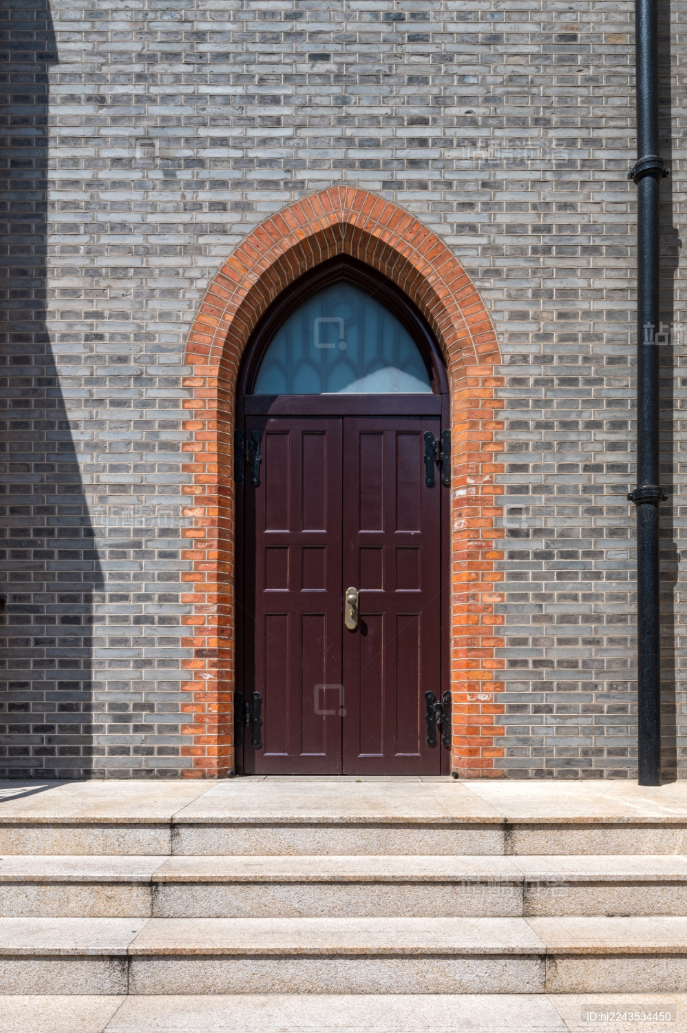 教堂的拱形木门特写