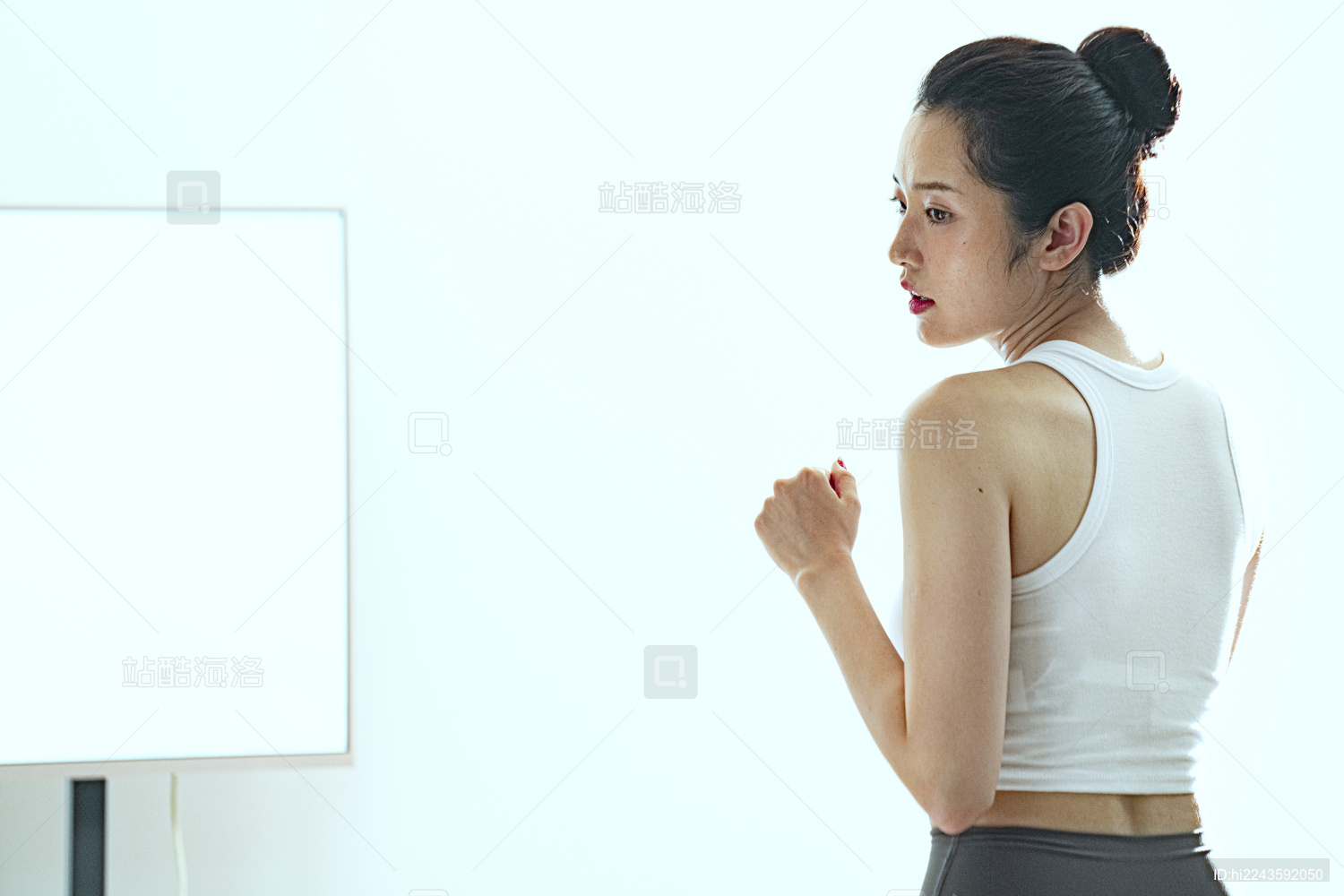 青年女子在家练习打拳