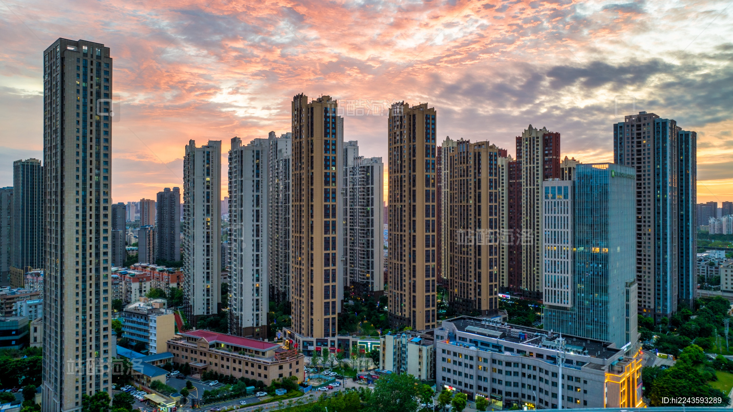 傍晚时的武汉城市高层住宅小区