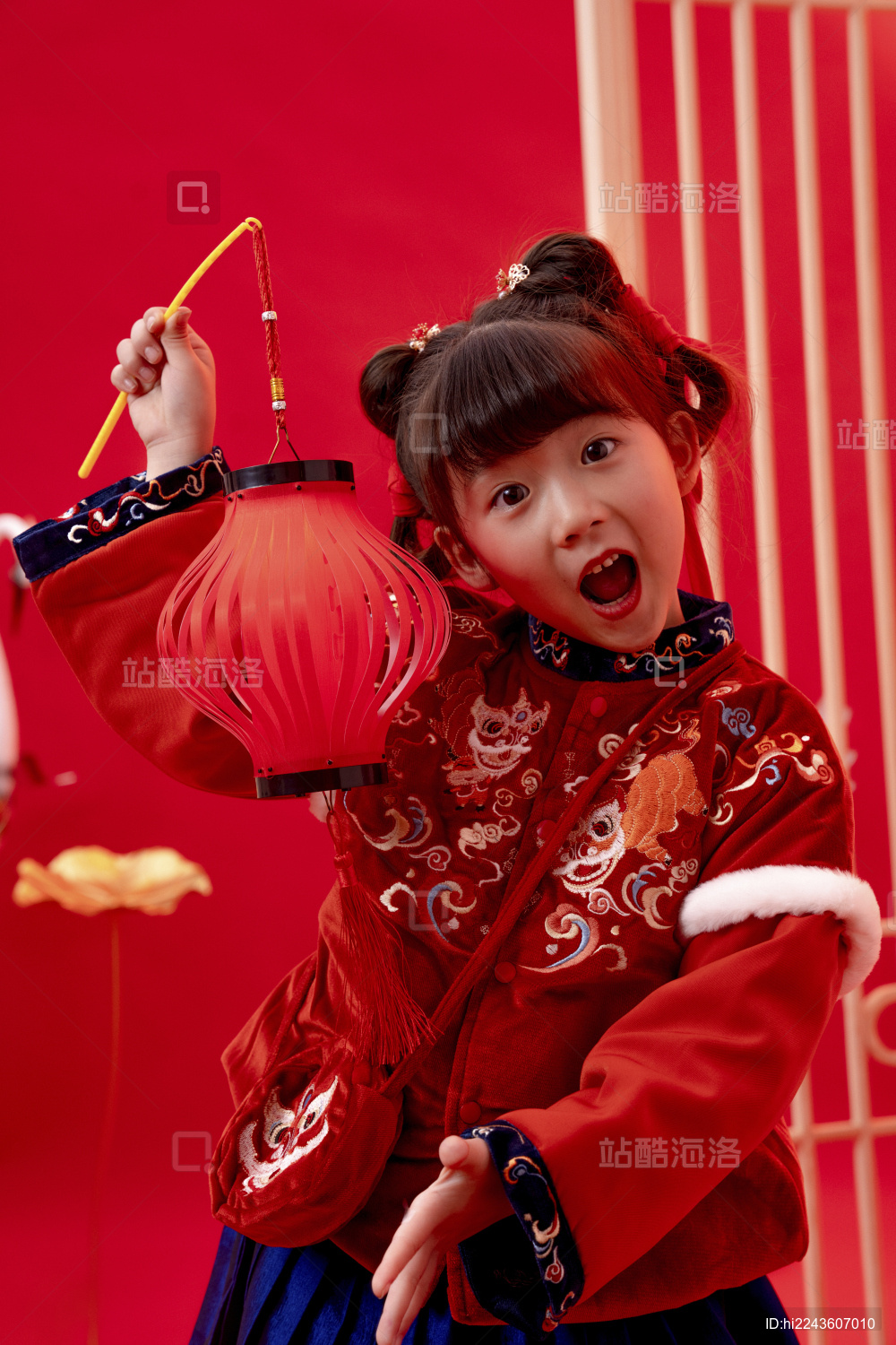 新年小女孩提着灯笼