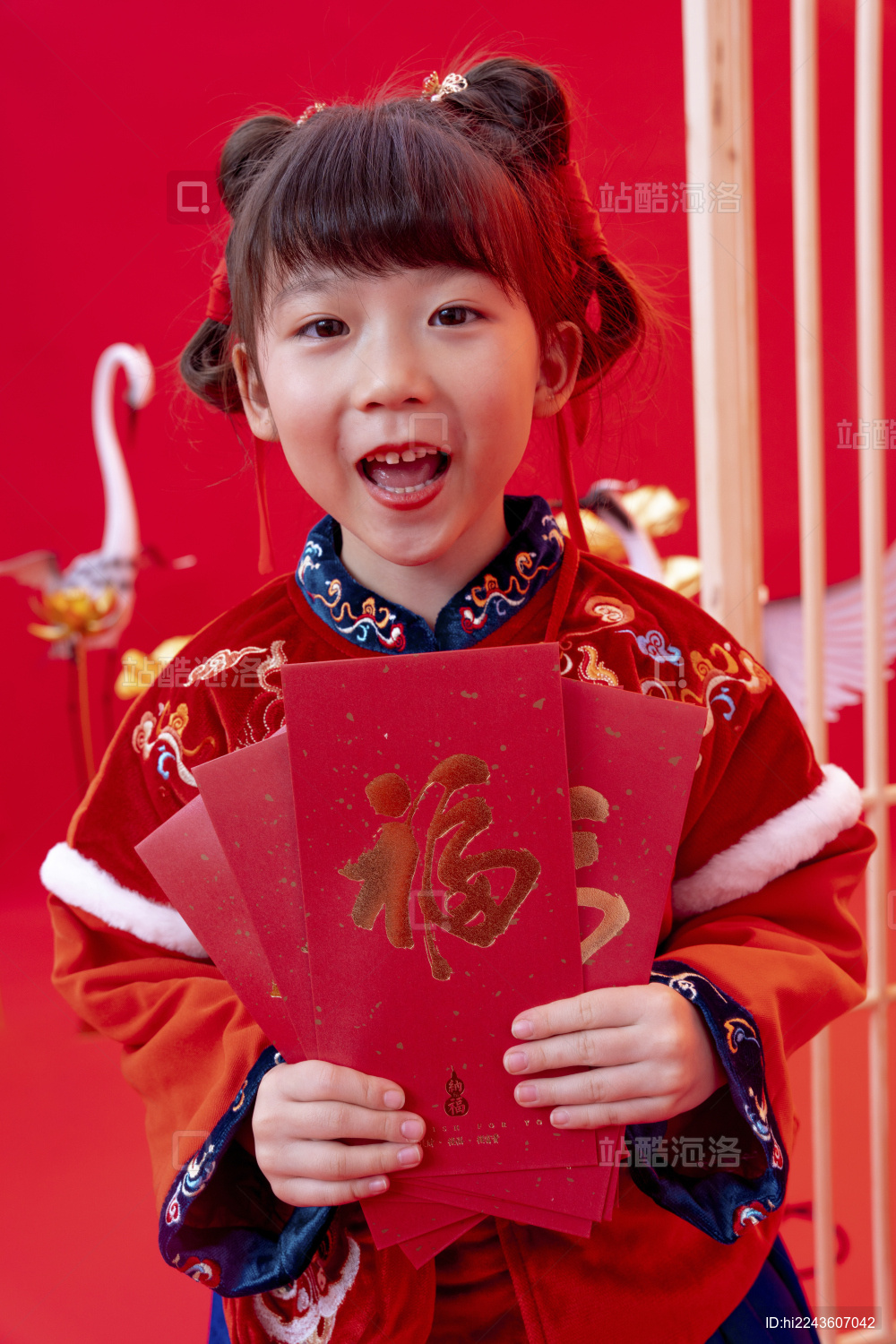 新年小女孩拿着新年红包