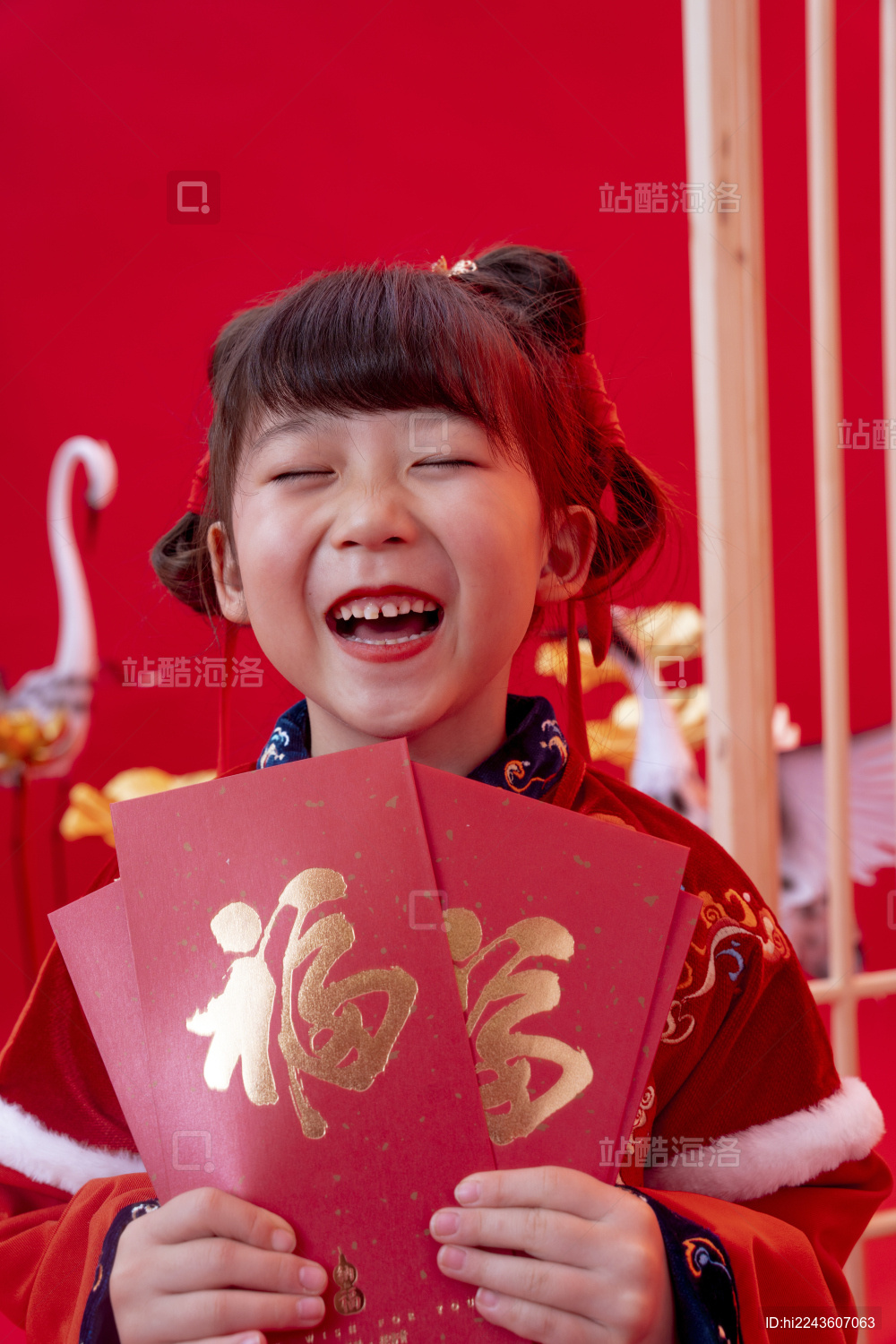 新年小女孩拿着新年红包