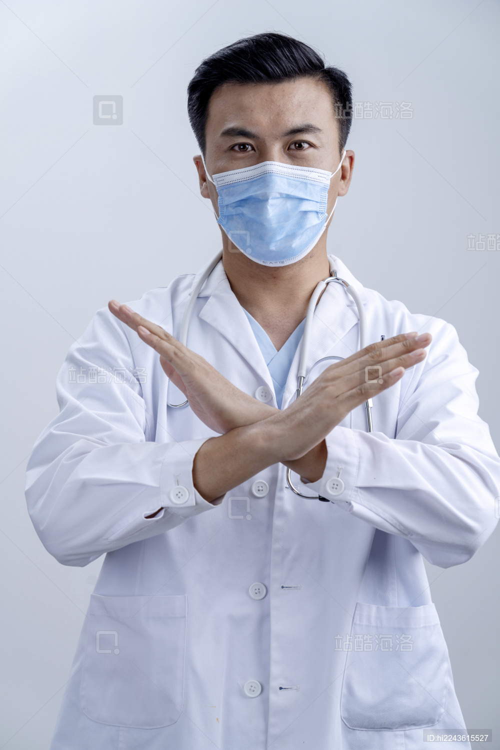 中年医生戴口罩的肖像