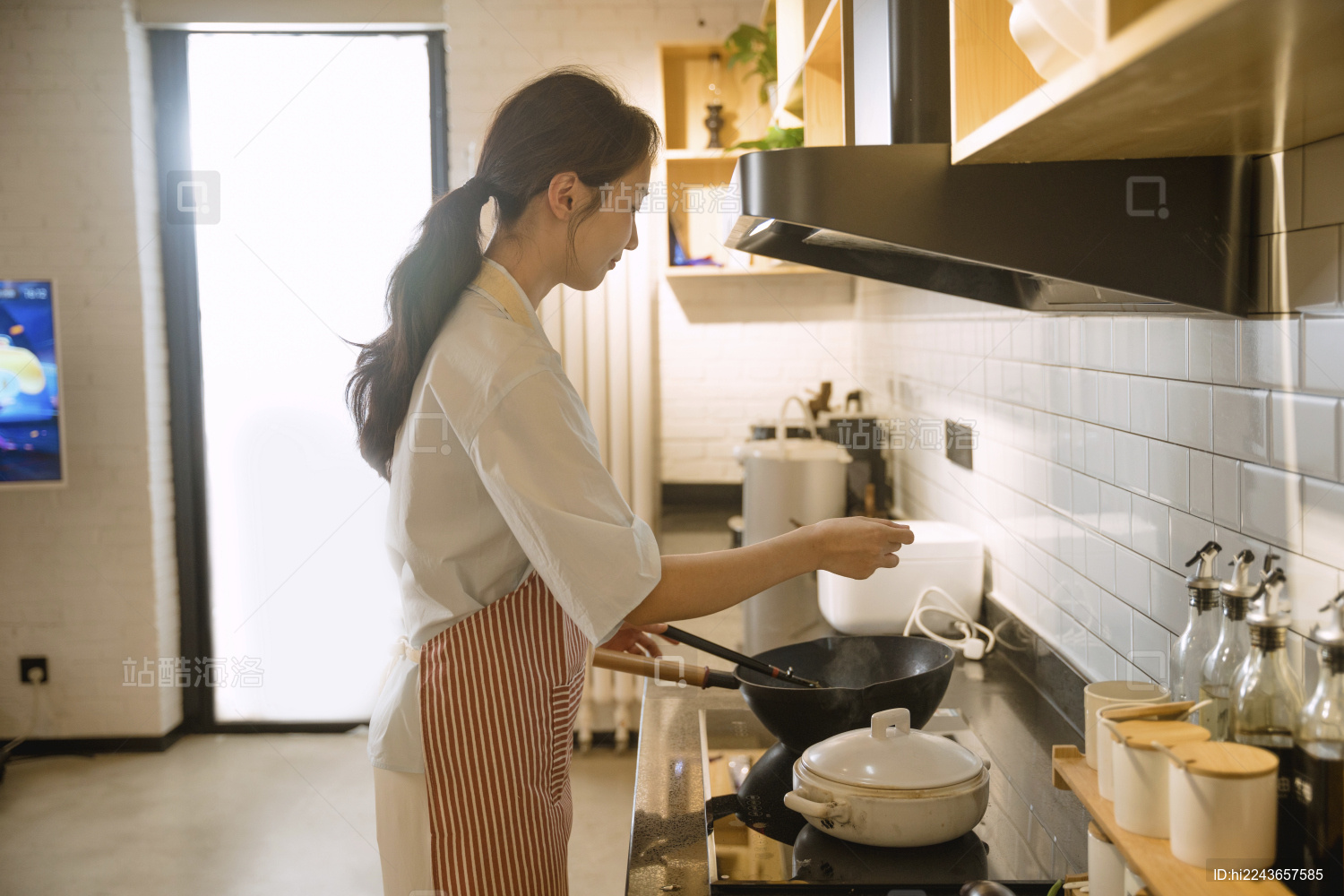 青年女人在开放式厨房吃饭