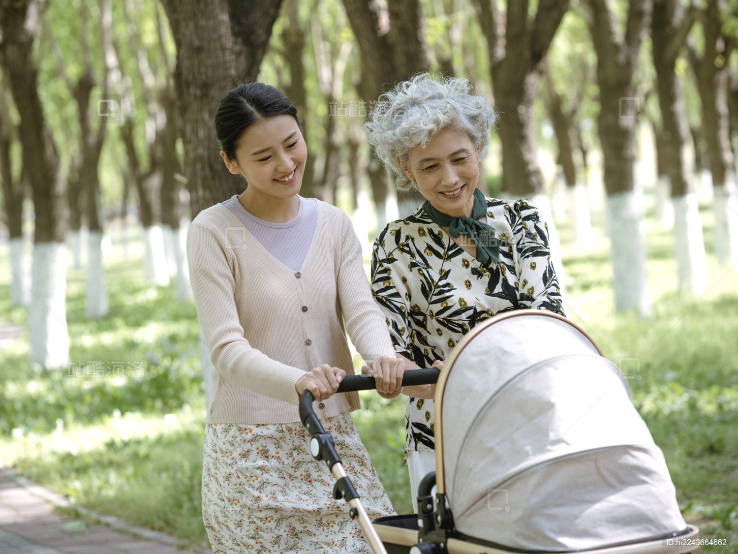 母女推着婴儿车公园散步