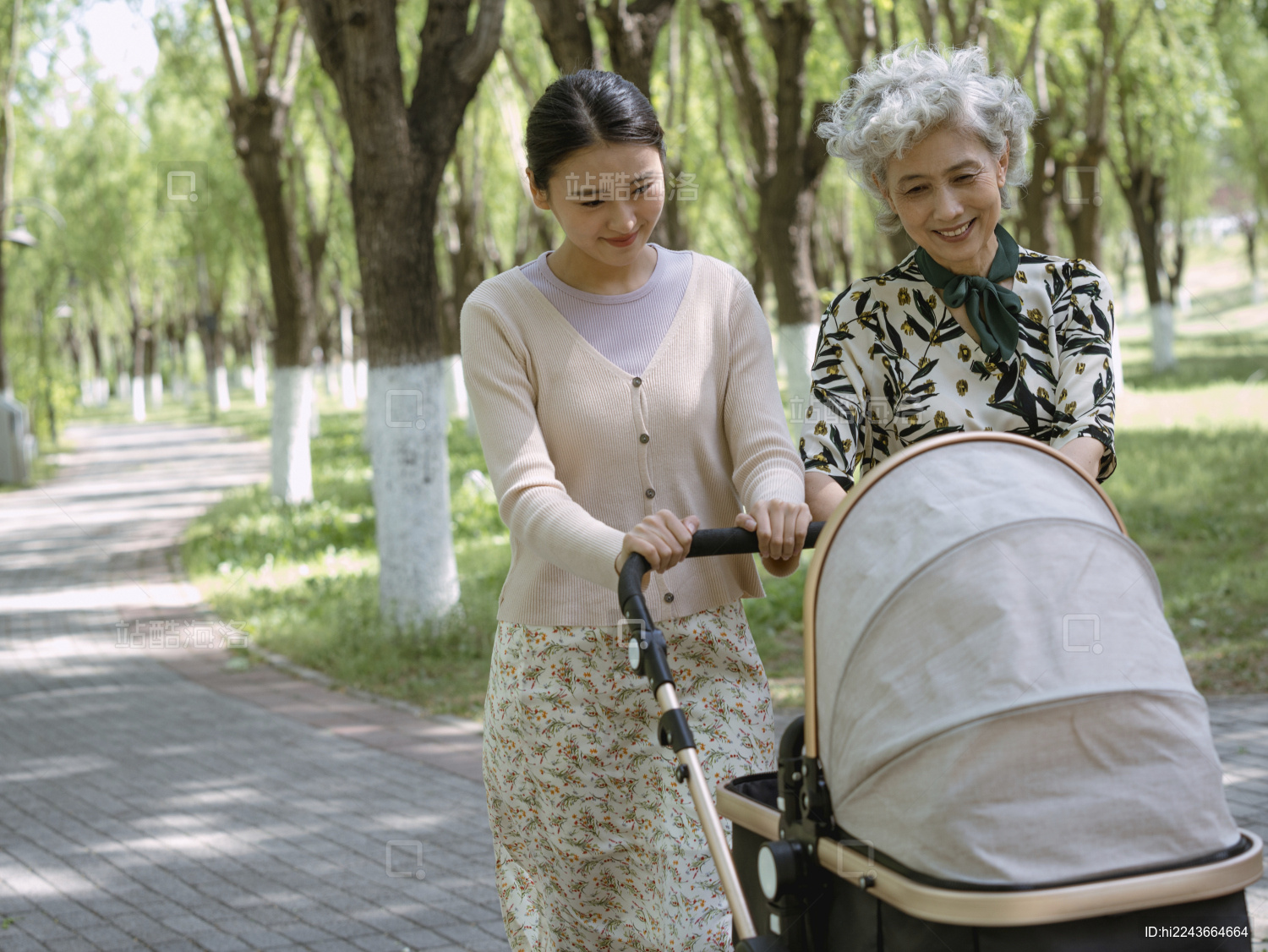 母女推着婴儿车公园散步
