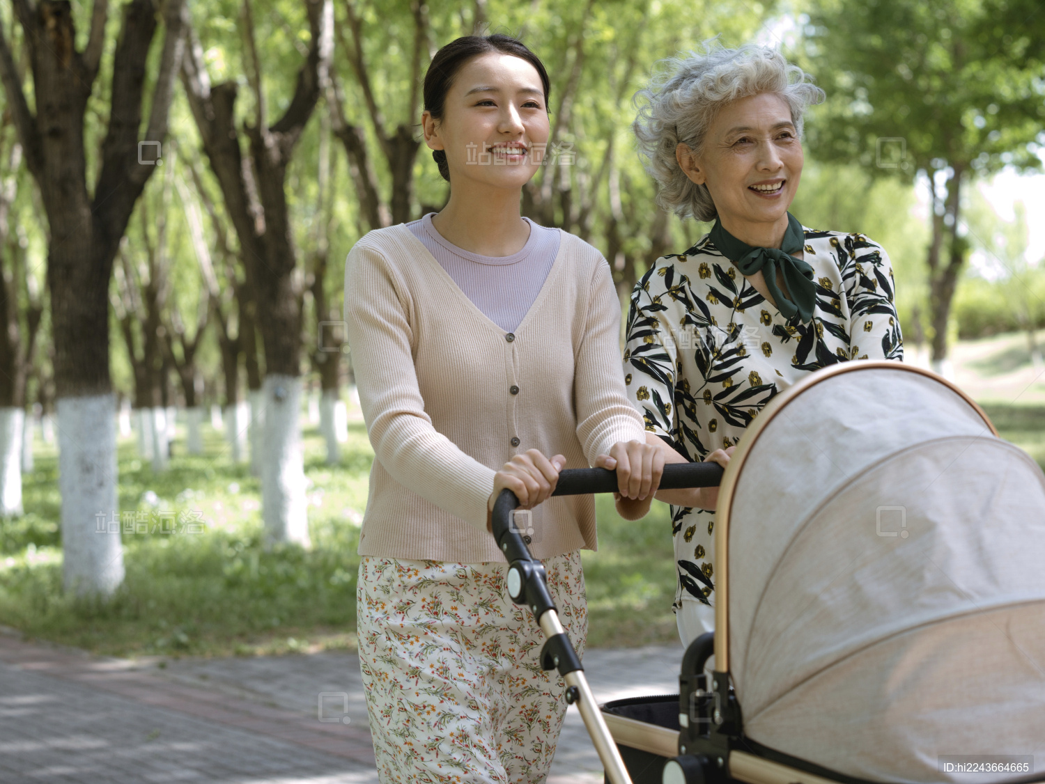 母女推着婴儿车公园散步