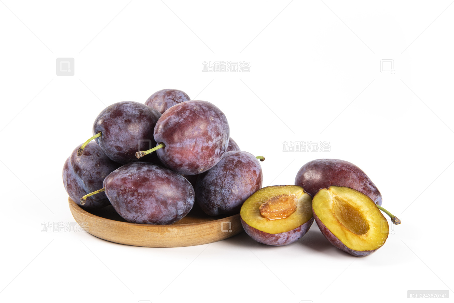 白色背景上切开的新鲜西梅