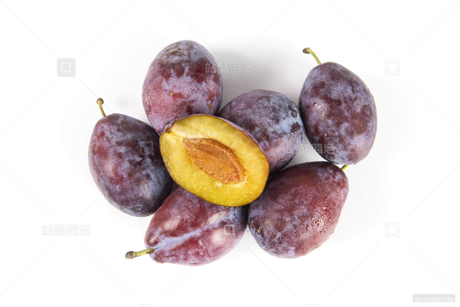 白色背景上切开的新鲜西梅