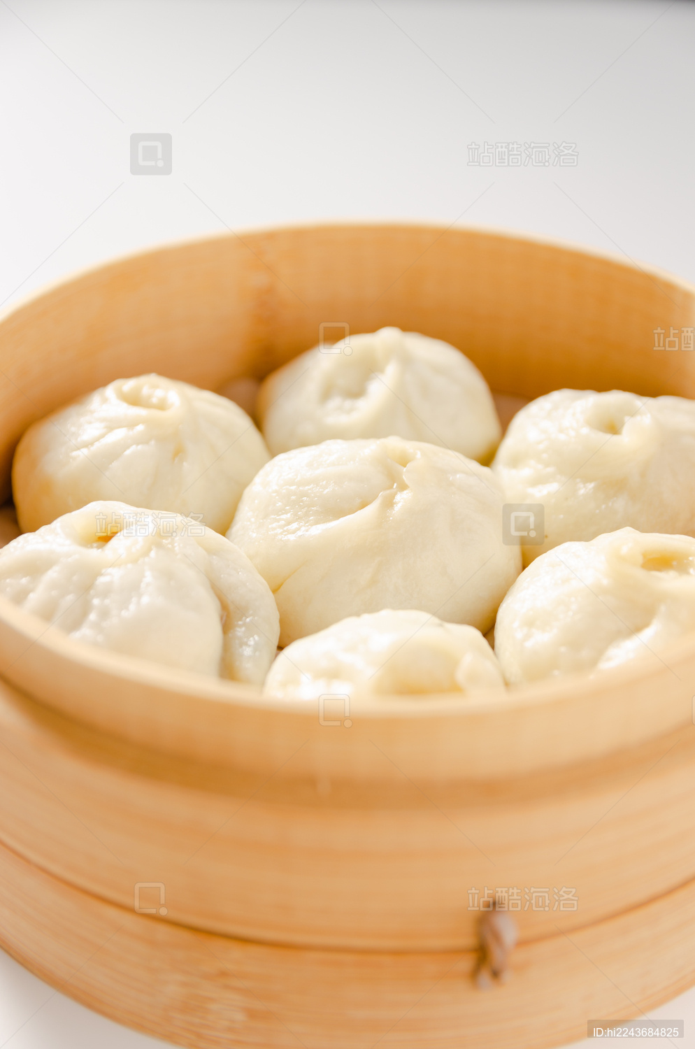 白色背景里的广式早点小笼包