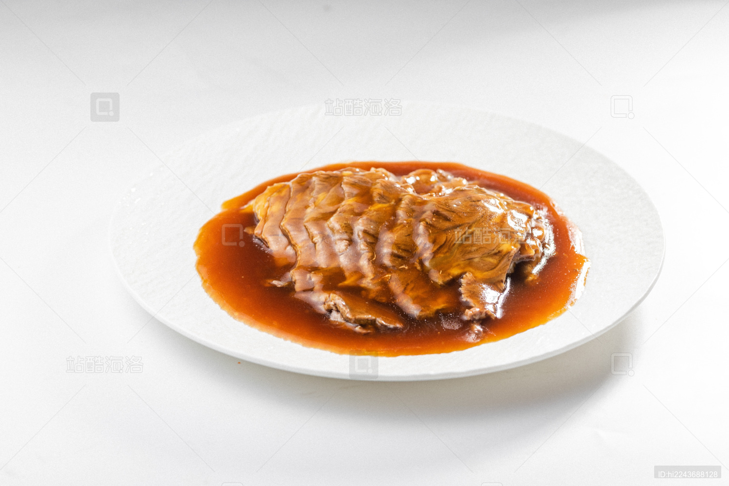 白色盘子有一份扒牛肉条