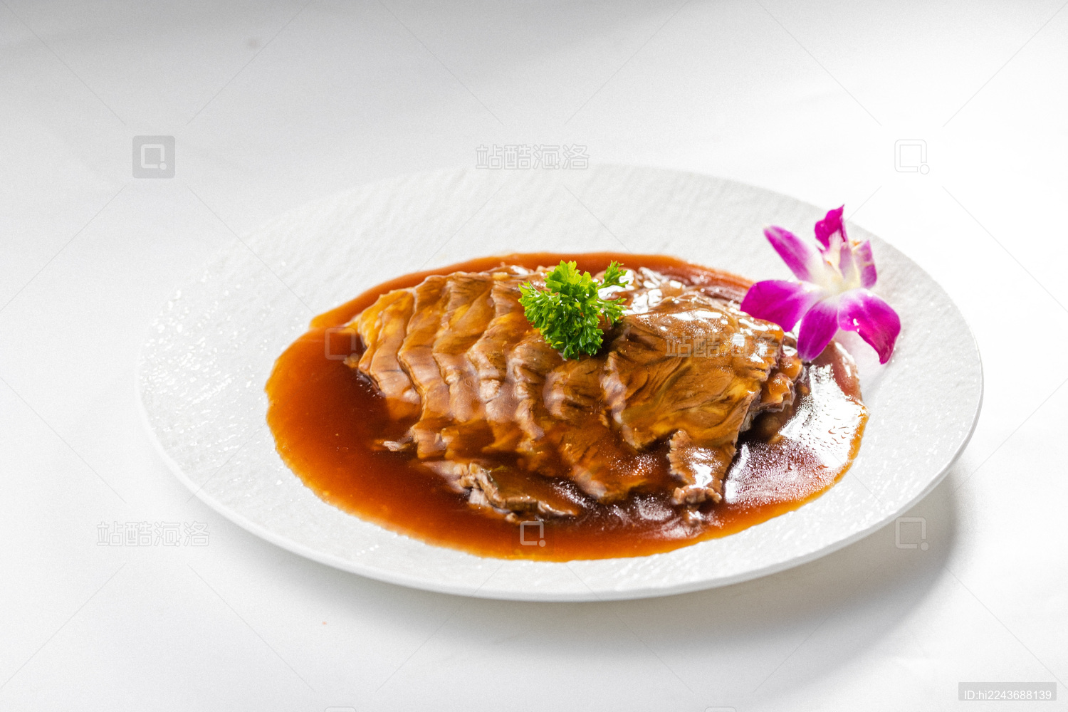 白色盘子有一份扒牛肉条