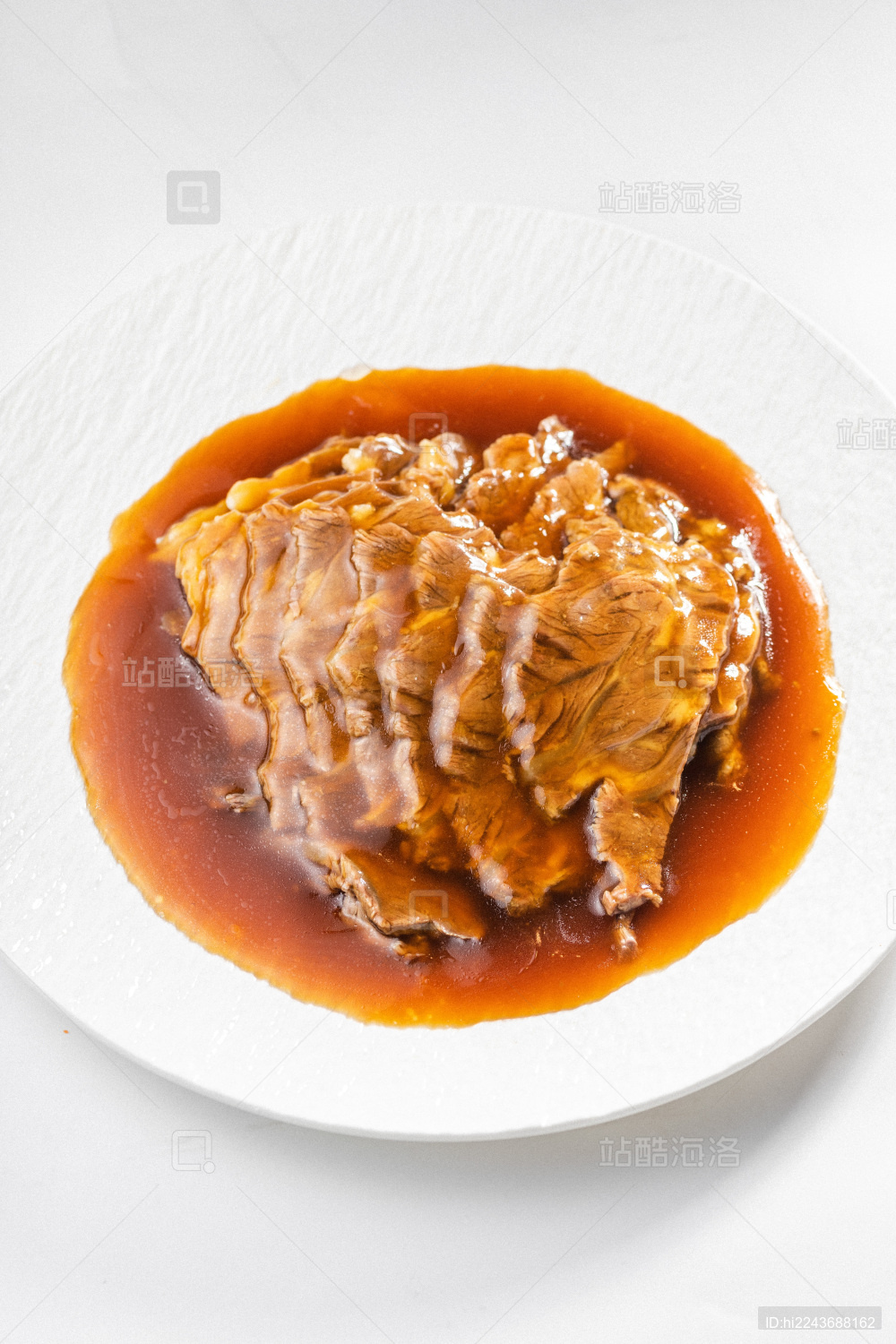 白色盘子有一份扒牛肉条