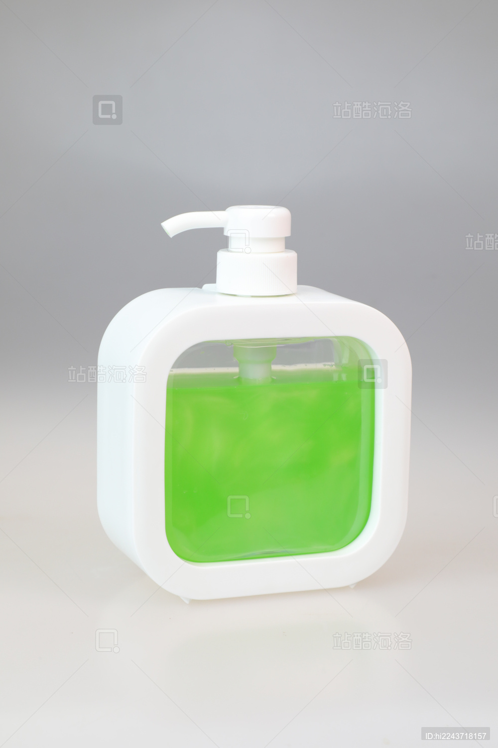 装有绿色的洗手液瓶子
