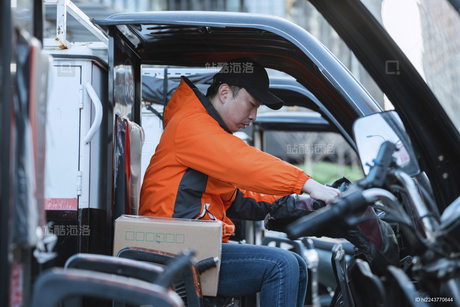 快递小哥在送快递