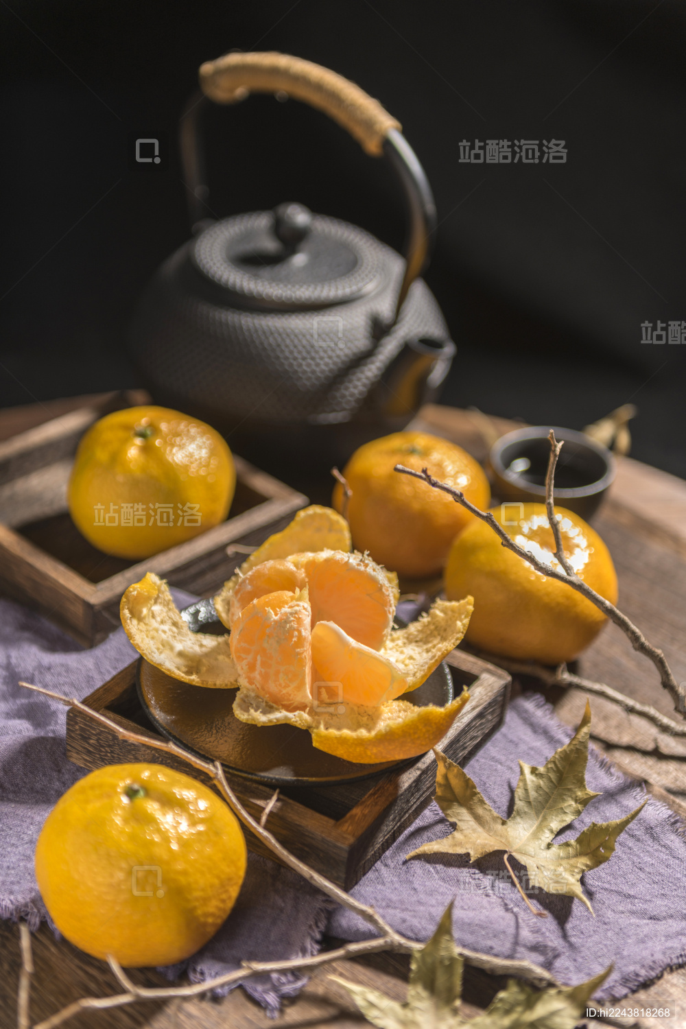 桔子摆放在木桌面上特写深色调