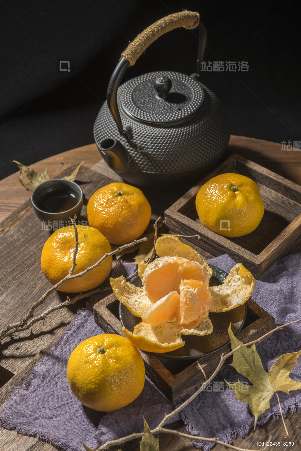 桔子摆放在木桌面上特写深色调