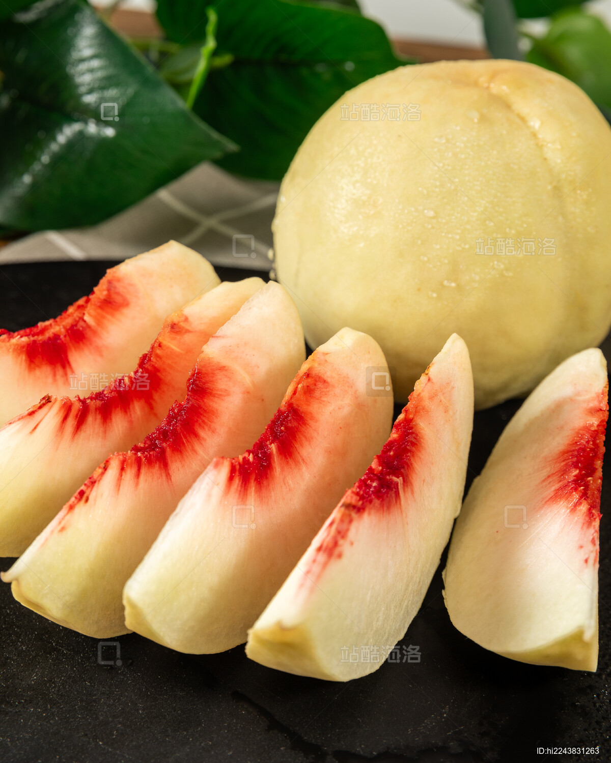 黑盘上的黄桃切片
