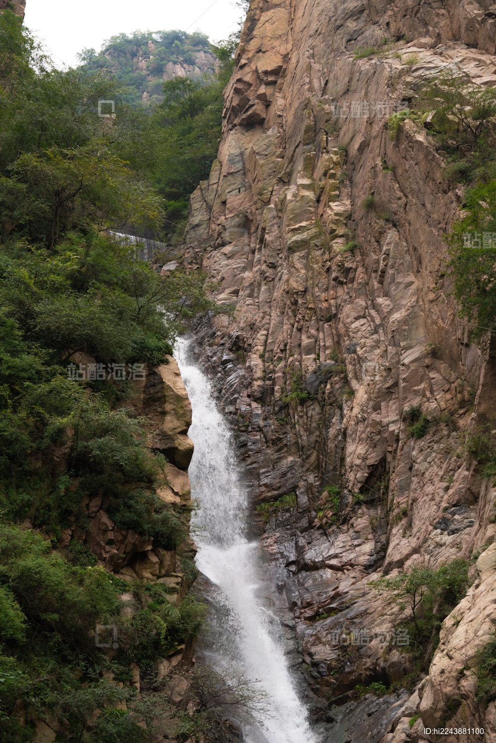 山西永济中条山雪花山风景区峭壁瀑布风景