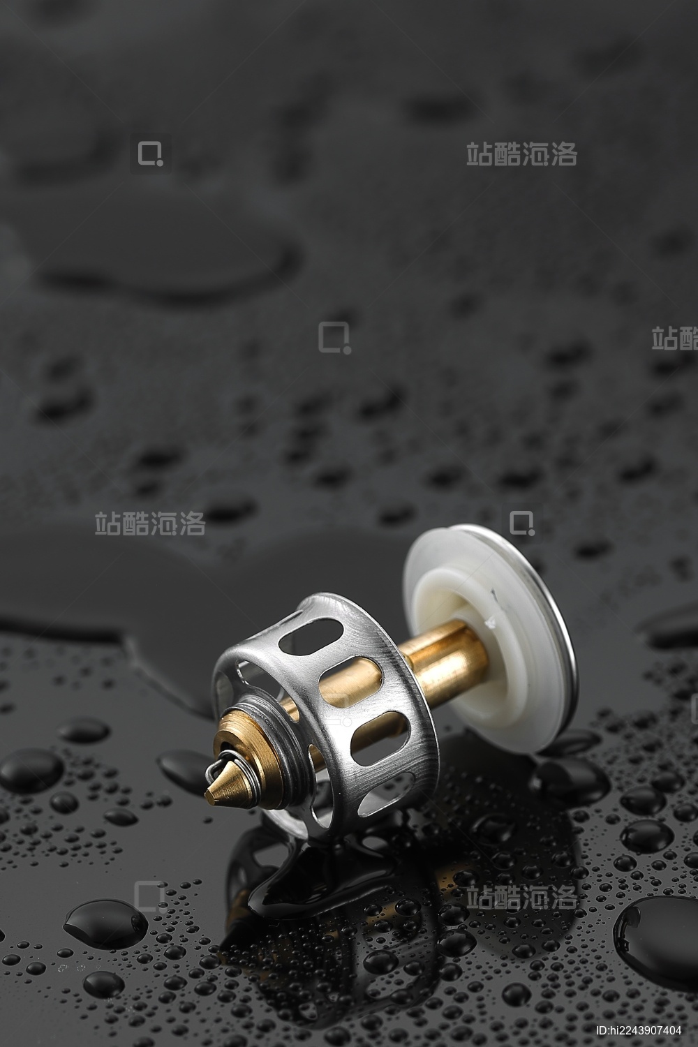 不锈钢防堵下水器特写在黑色玻璃上