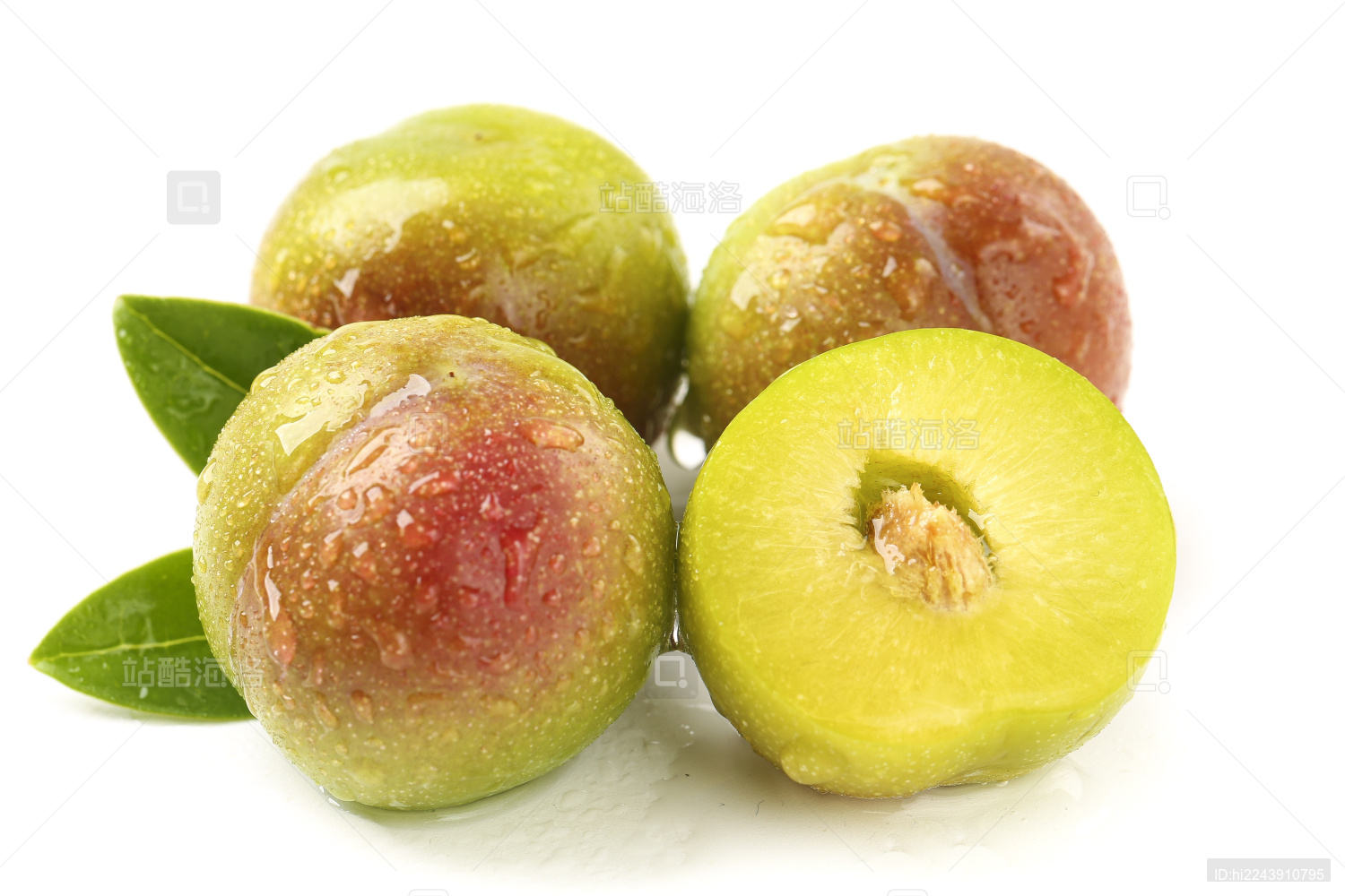 白底上摆放着新鲜李子