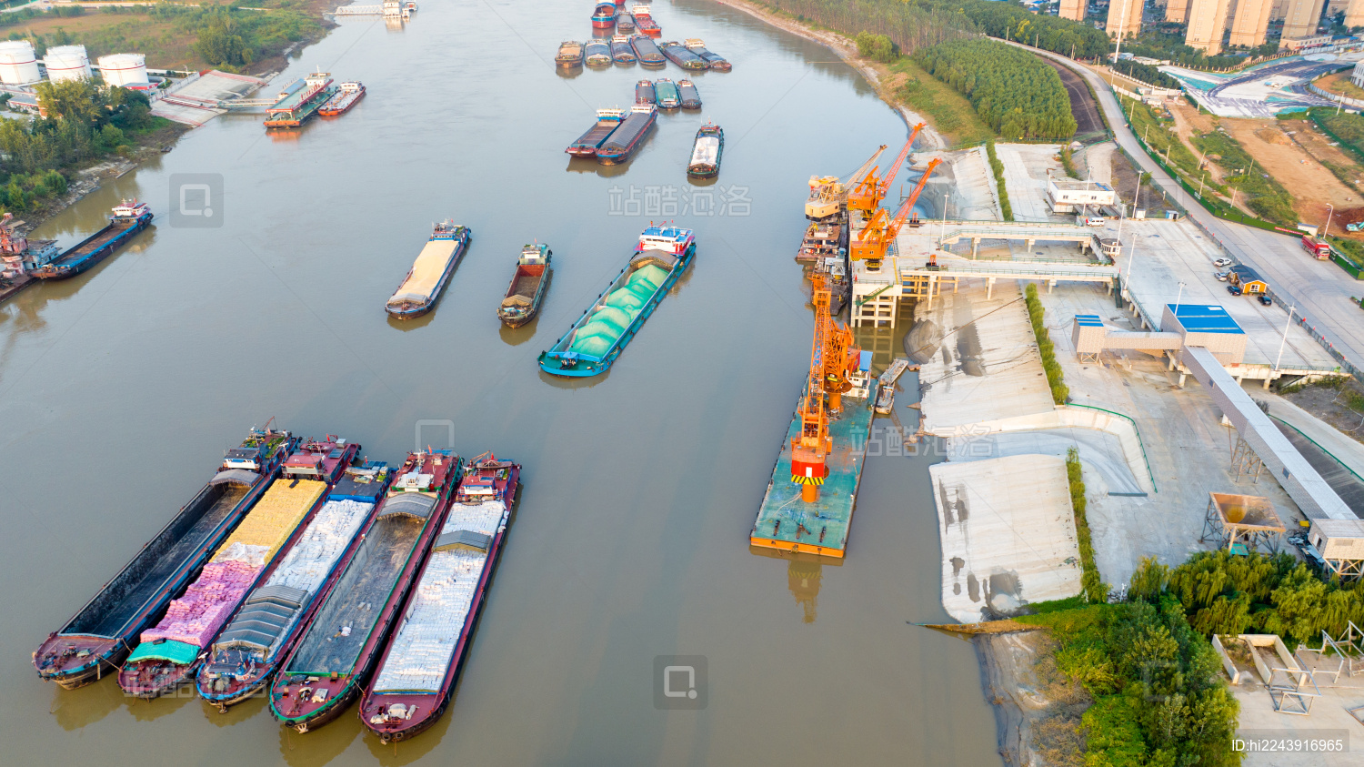 武汉汉江水路货运码头及货船_站酷海洛_正版图片_视频_字体_音乐素材