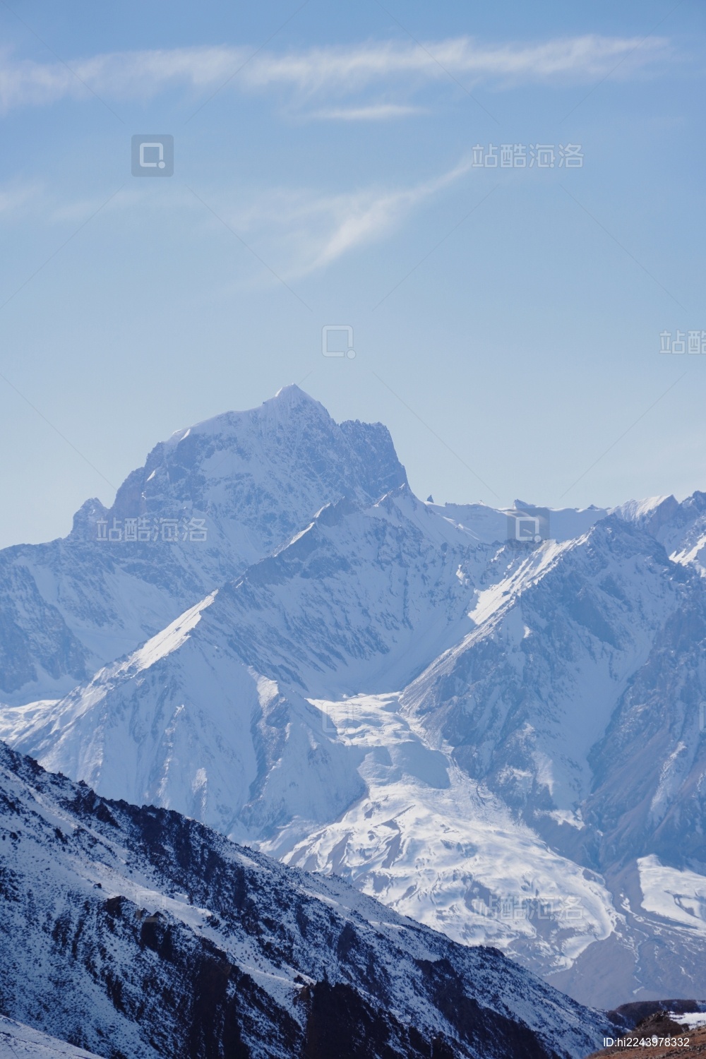 晴天中国新疆帕米尔高原的雪山与冰川
