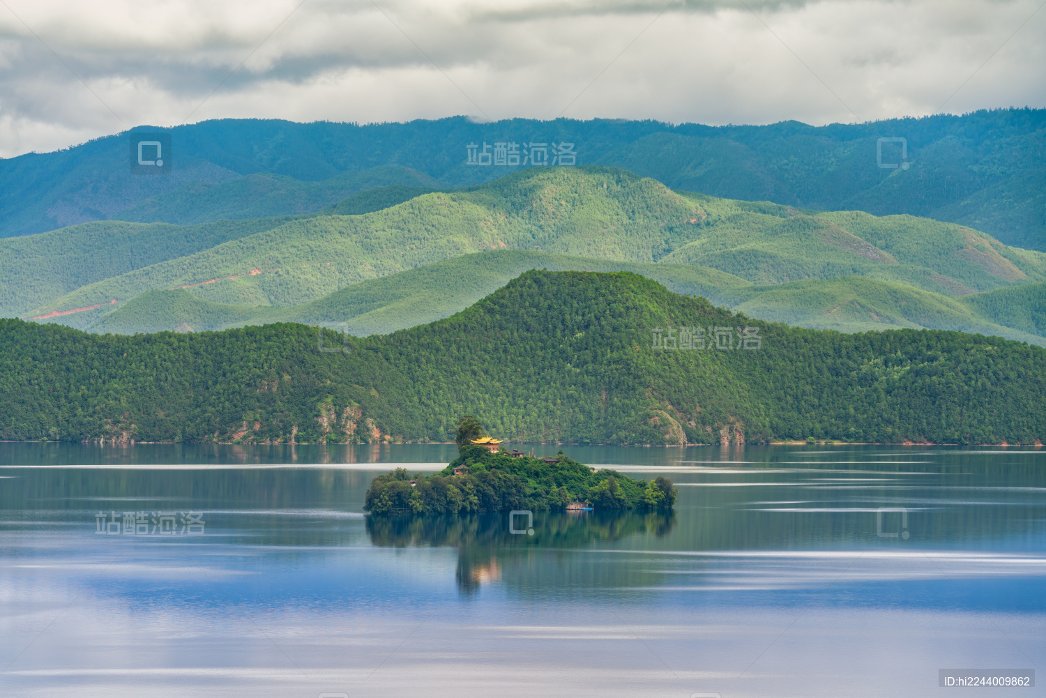 中国泸沽湖景区洛克岛远景图