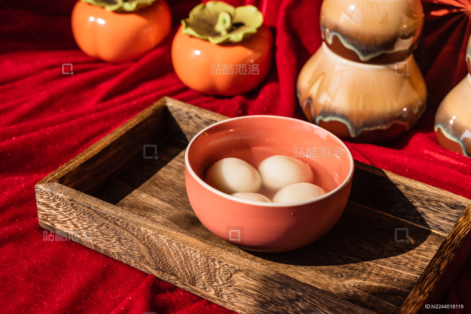 放在木托盘里的中国传统节日美食汤圆