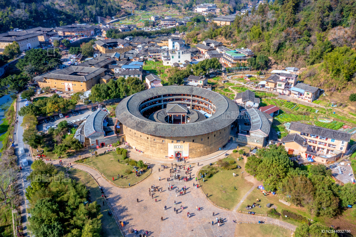 中国福建龙岩永定洪坑土楼群航拍