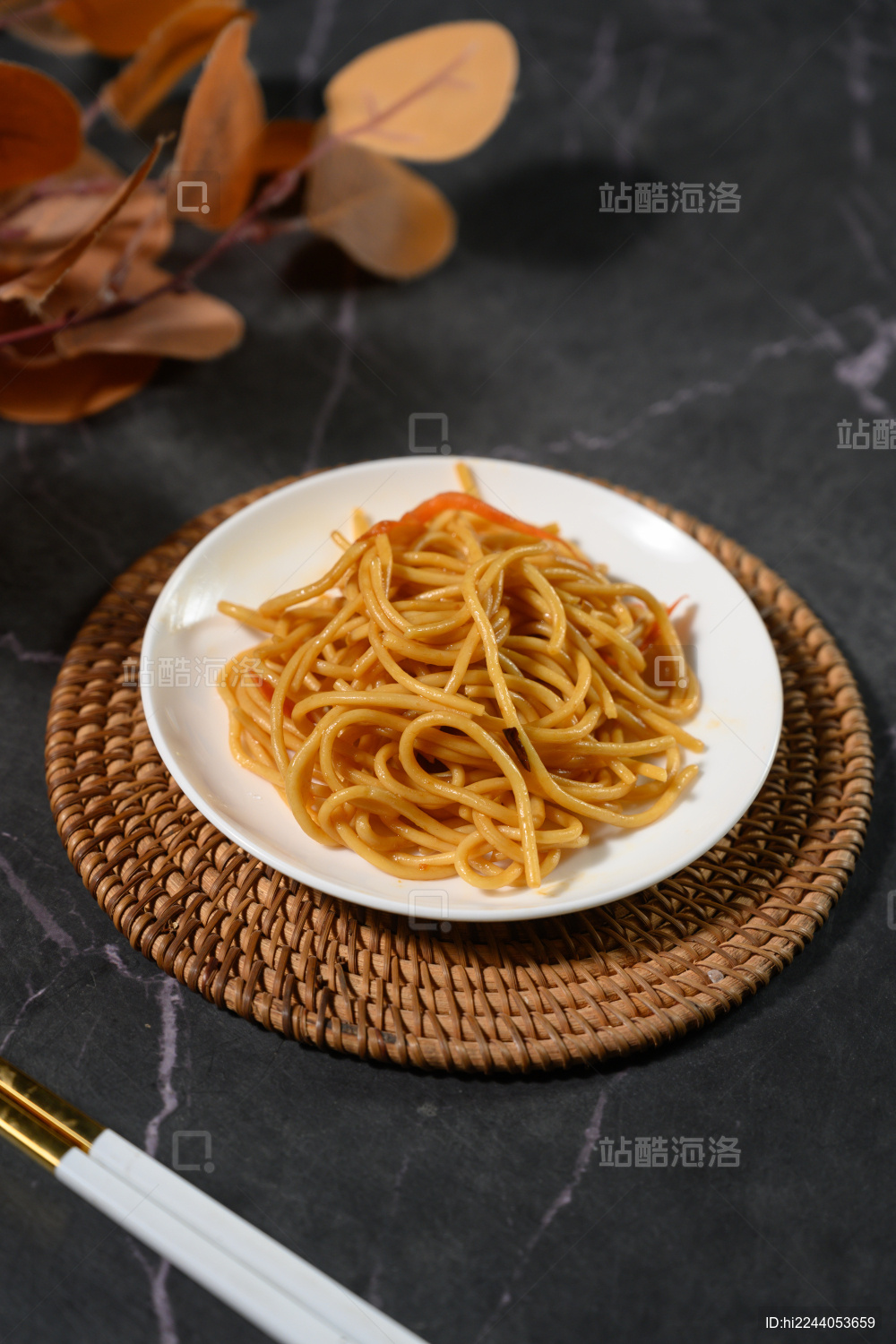 桌面上的盘子里的美味可口的麻油捞面