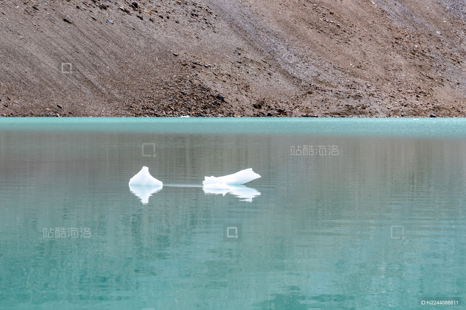 雪花飞舞中的中国西藏岗巴曲登尼玛冰川