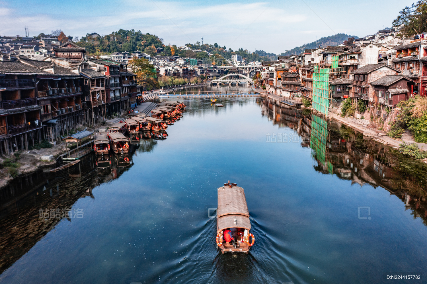 航拍湖南湘西凤凰古城秋冬风光