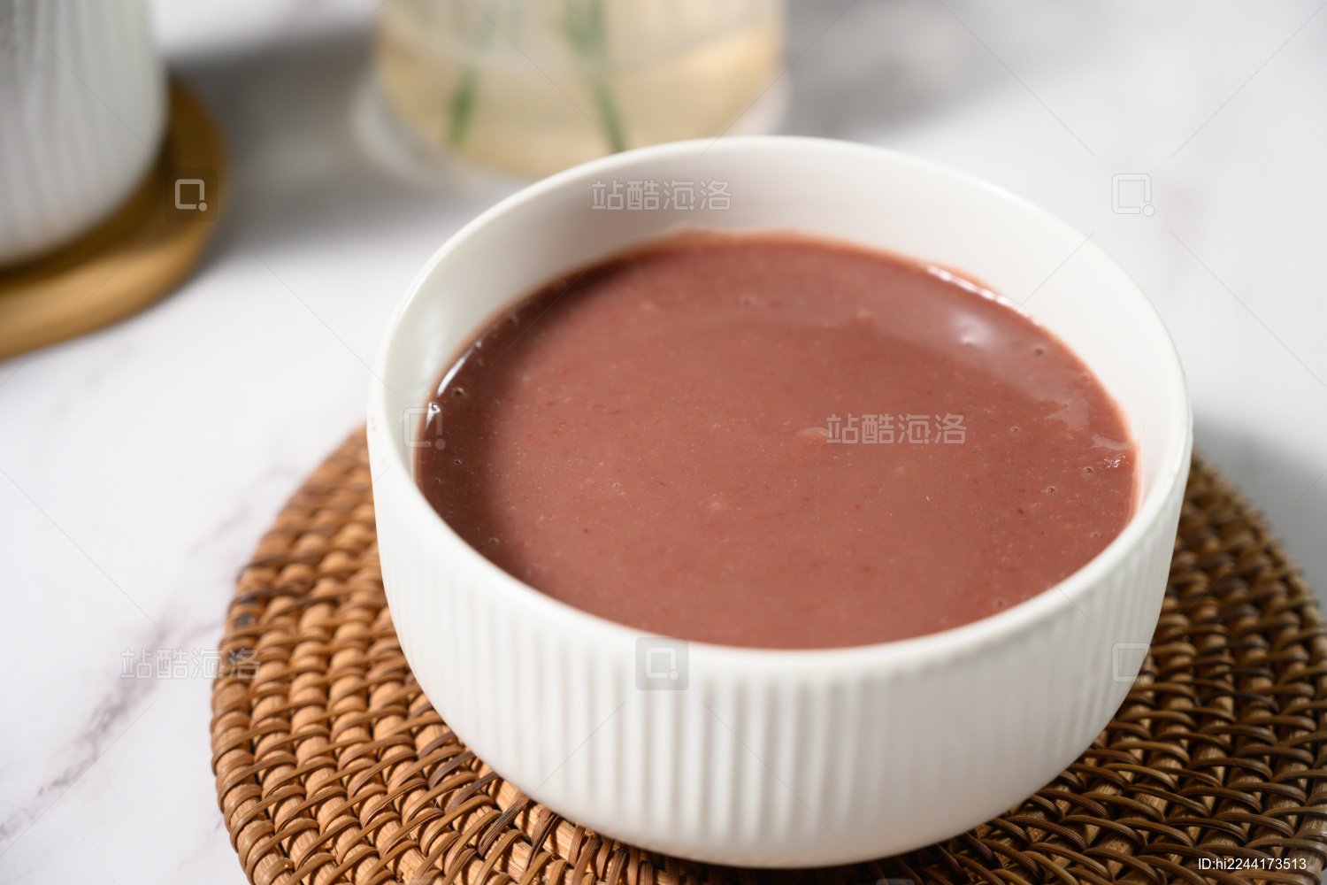 桌面上的碗里的美味可口的红豆泥