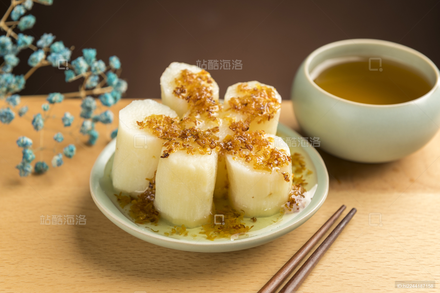 桂花山药摆放在桌面上特写