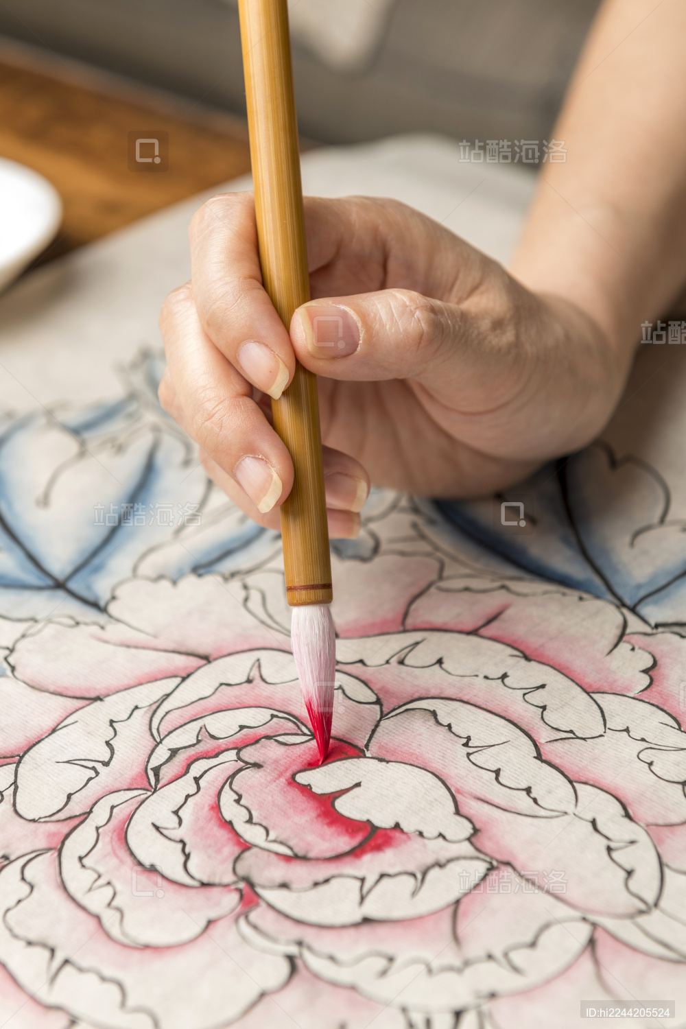 女性手持毛笔绘制国画工笔牡丹特写