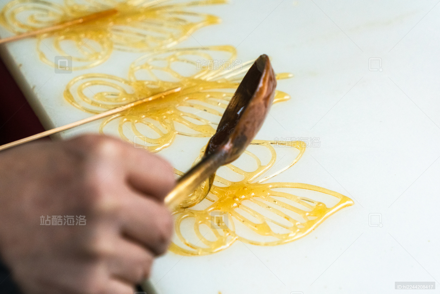 正在制作的中国传统民间手工艺糖画