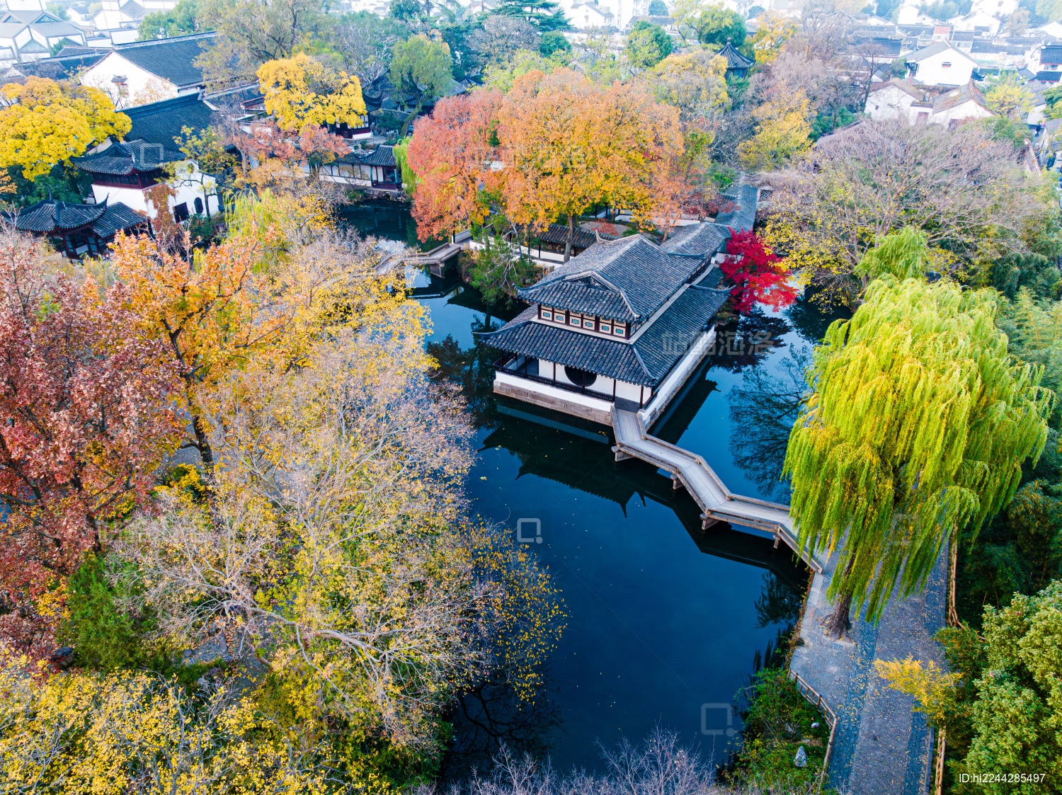 中国江苏苏州拙政园秋季航拍