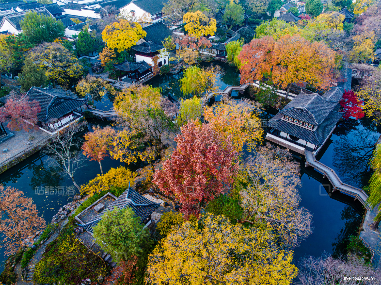 中国江苏苏州拙政园秋季航拍