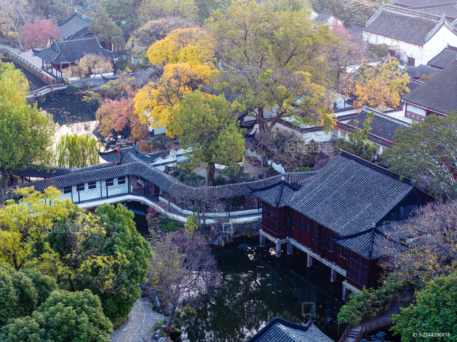 中国江苏苏州拙政园秋季航拍